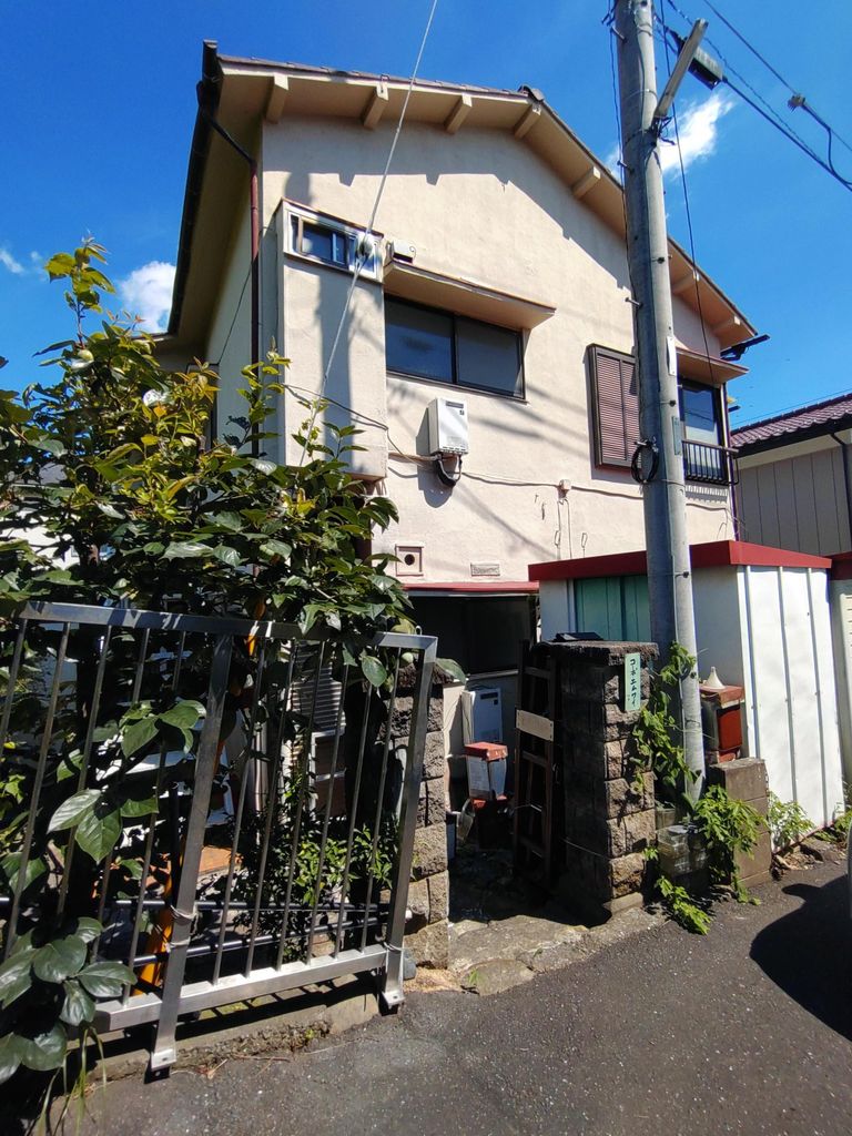 【あきる野市雨間のアパートのエントランス】