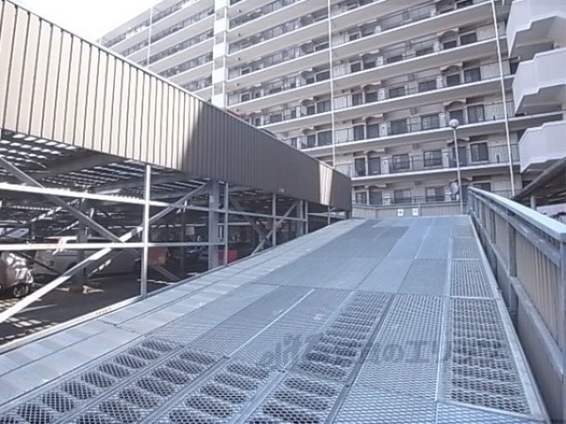 【京都市右京区山ノ内苗町のマンションの駐車場】