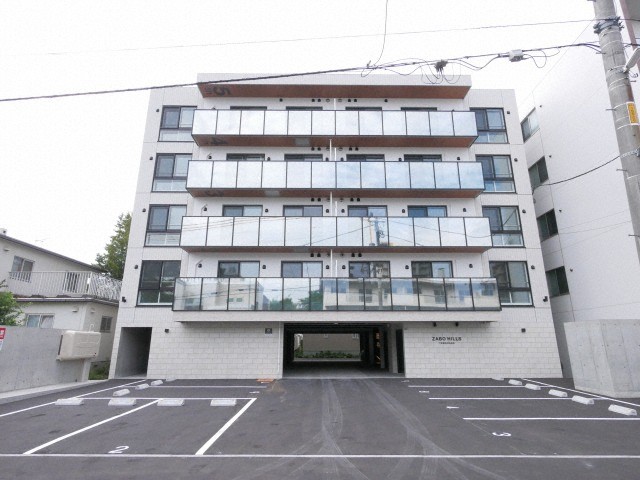 【札幌市中央区南十条西のマンションの建物外観】