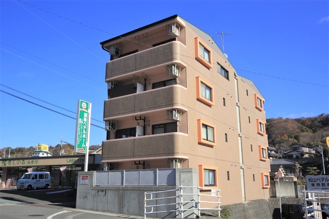 松山市祝谷のマンションの建物外観