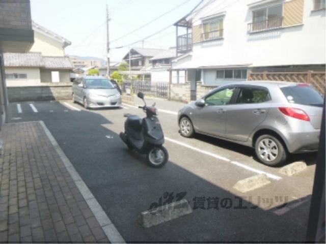 【大津市瀬田のアパートの駐車場】