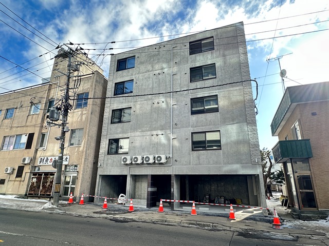 【札幌市東区北十六条東のマンションの建物外観】