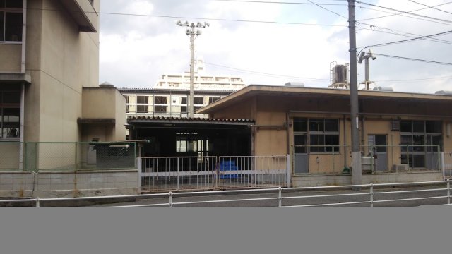 【岡山市北区大元駅前のアパートの中学校】