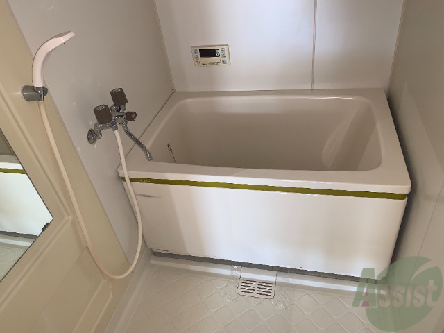 バス・シャワールーム　お風呂は鏡が付いています。バスタブも広くゆったりとできますよ