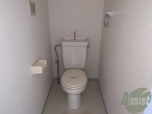 トイレ　シンプルなお手洗いです。白を基調とした落ち着いた雰囲気ですね