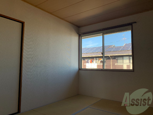 その他部屋・スペース　こちらのお部屋を寝室にいかがでしょうか。畳は落ち着きますね。