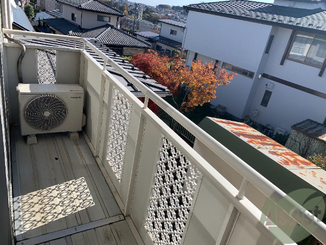 バルコニー　十分に作業ができるスペースあります。結構広いですよ。