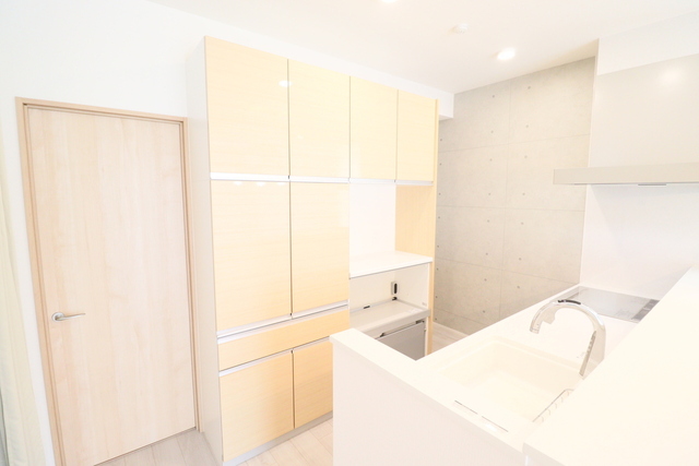 その他設備　キッチン背面にカップボード設置