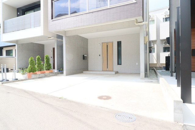 駐車場　玄関前は２台の駐車場　　　※駐車サイズの制限有