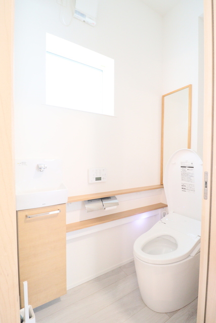 トイレ　トイレ　２階３階に設置　自動開閉機能付温水シャワートイレ・手