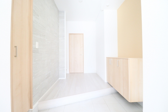 玄関　玄関ホール　両サイドに土間収納有