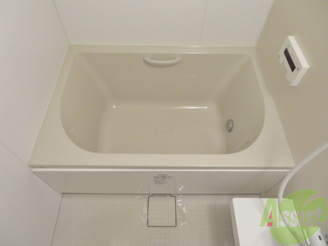 バス・シャワールーム　お風呂は追い焚き付きです。広々としていて使いやすそうです