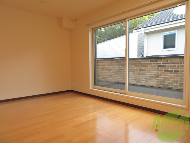 居室・リビング　２階のリビングは１１条もございます。落ち着いた雰囲気ですね