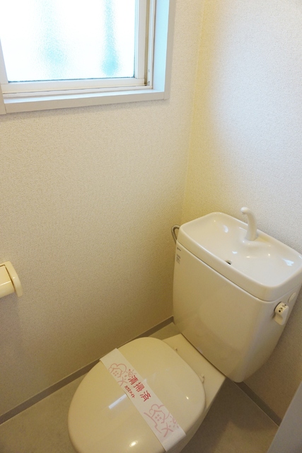 トイレ　快適なバストイレ別！窓があり、換気がしやすいですね！