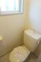 トイレ　快適なバストイレ別！窓があり、換気がしやすいですね！