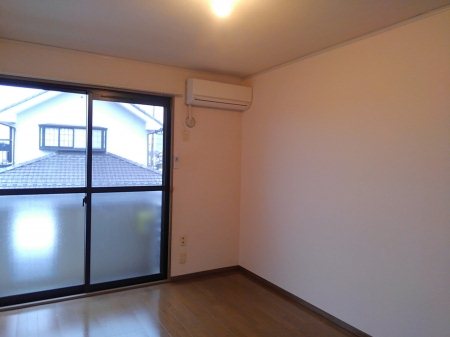 居室・リビング　エアコン完備で快適です。