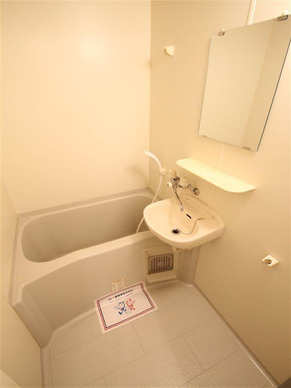 バス・シャワールーム　洗面台付の浴室です★