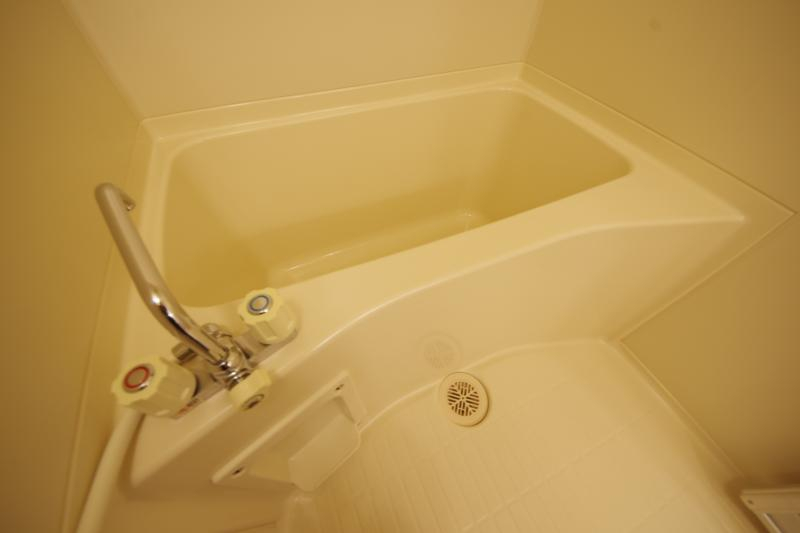 バス・シャワールーム　コンパクトで使いやすいお風呂です