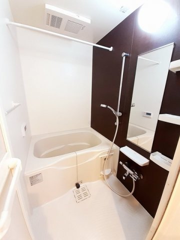 バス・シャワールーム　コンパクトで使いやすいお風呂です