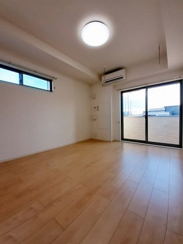 居室・リビング　明るい色調の室内です