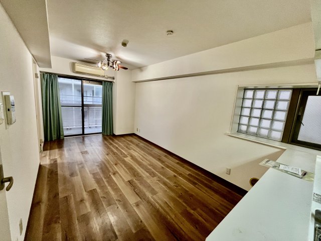 居室・リビング　※カーテン撤去予定。