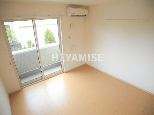 居室・リビング　※室内画像は別号室のもの　小窓はありません