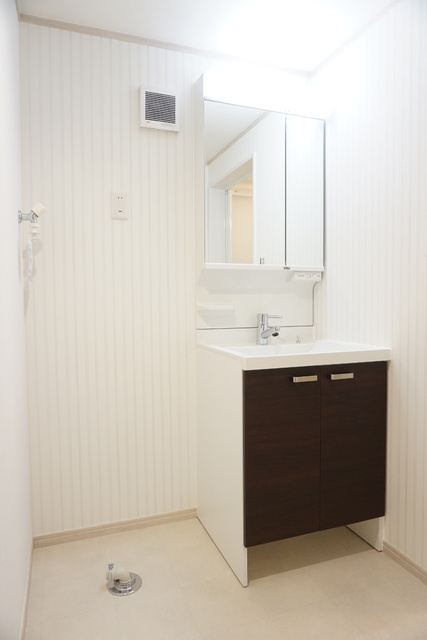 洗面設備　シャワー付き洗面化粧台