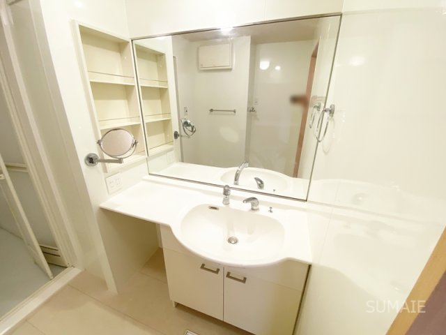 洗面設備　大きな鏡とカウンターの洗面台です！