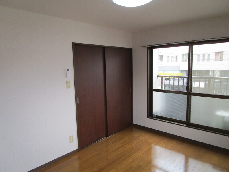 その他部屋・スペース　洋室からＤＫに向かって