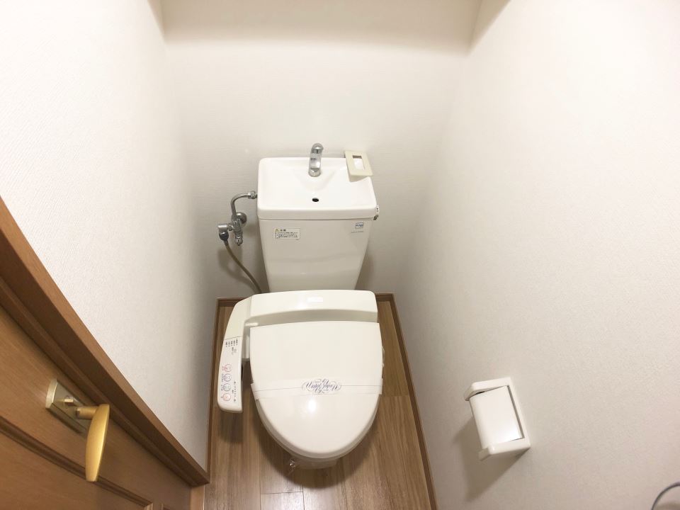 トイレ　温水洗浄便座付き、上部に棚もあります