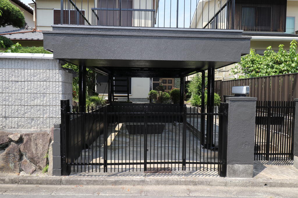 駐車場　屋根付き車庫とワイドバルコニー