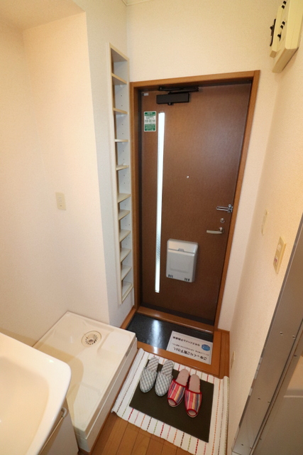 玄関　明かりとりのスリット付玄関