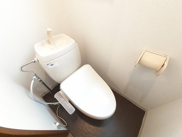 トイレ　落ち着いた色調のトイレです