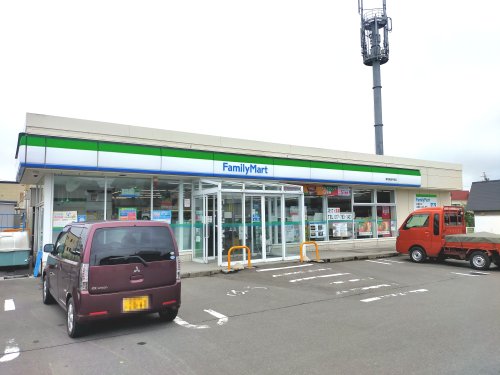 コンビニ　ファミリーマート新城平岡店（コンビニ）まで372m