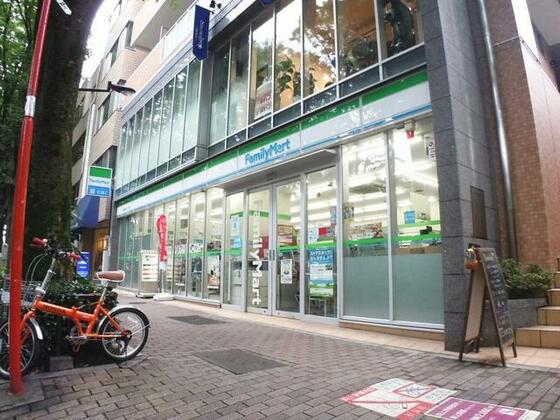 コンビニ　ファミリーマート阿佐谷南三丁目店（コンビニ）まで222m