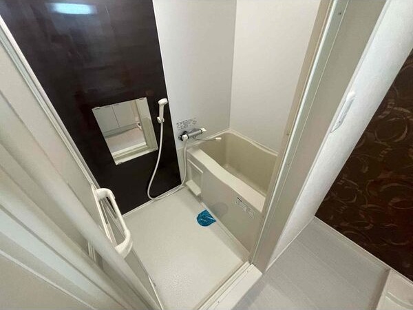 バス・シャワールーム　※写真は同じマンションの違う部屋のものになります。