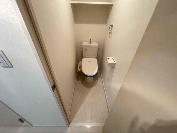トイレ　※写真は同じマンションの違う部屋のものになります。