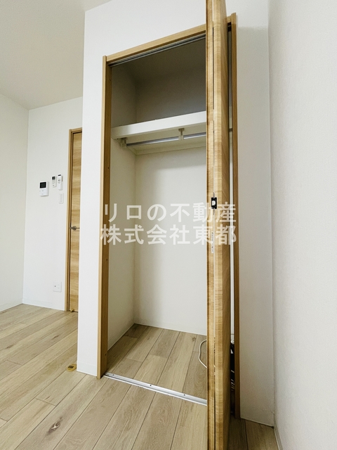 収納　パイプハンガーがあるのでたたまず衣類を掛けることができます♪