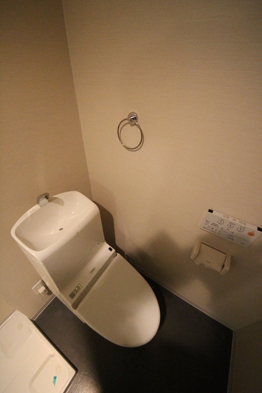 阪神本線 出屋敷駅 徒歩5分 2階建 築15年のトイレ写真