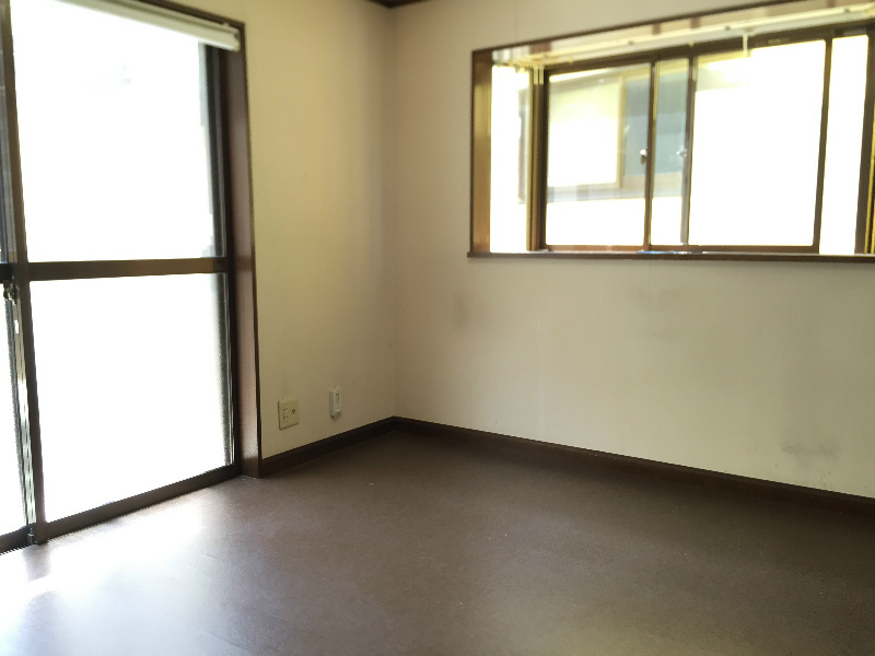 居室・リビング　出窓付、二面採光で明るい室内