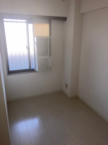 その他　玄関横のお部屋にはウインドエアコン