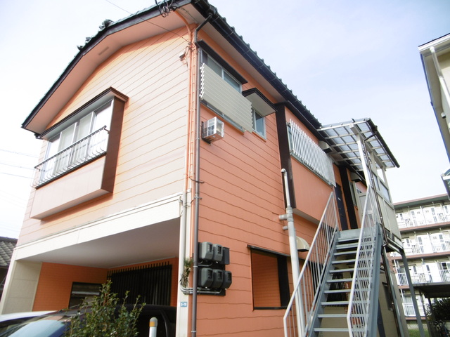 新潟市中央区鏡が岡のアパートの建物外観