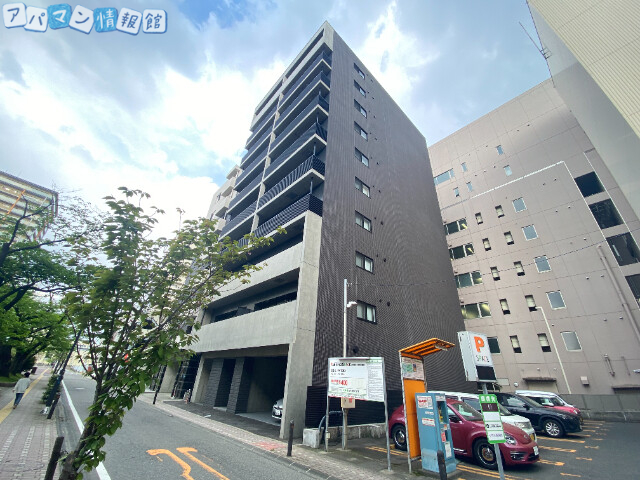 新潟市中央区東万代町のマンションの建物外観