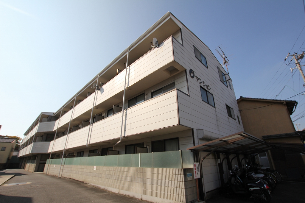尾道市東元町のアパートの建物外観