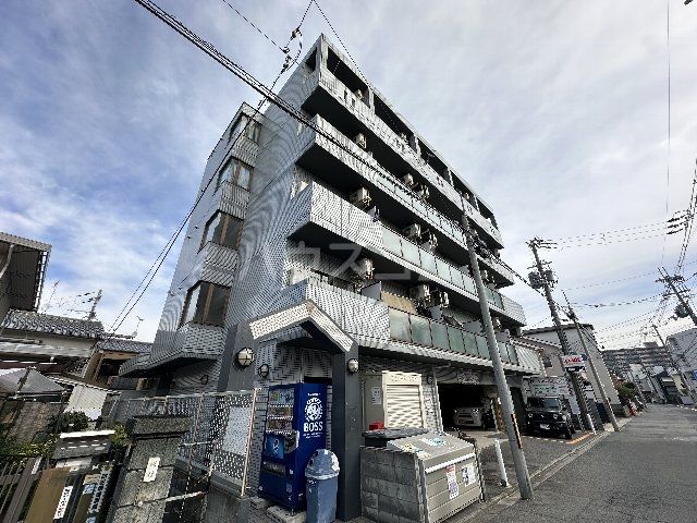 京都市右京区西京極前田町のマンションの建物外観