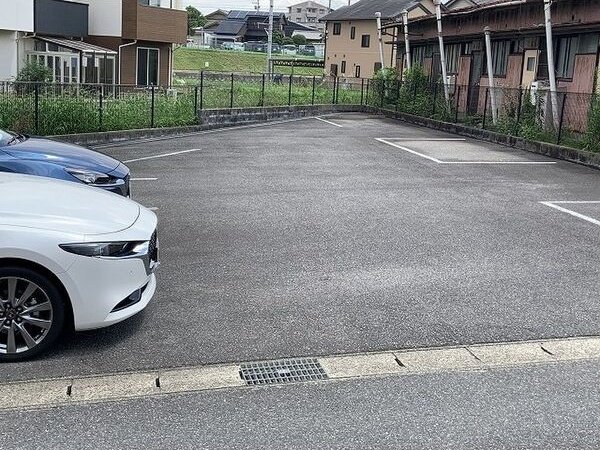 【刈谷市小垣江町のアパートの駐車場】