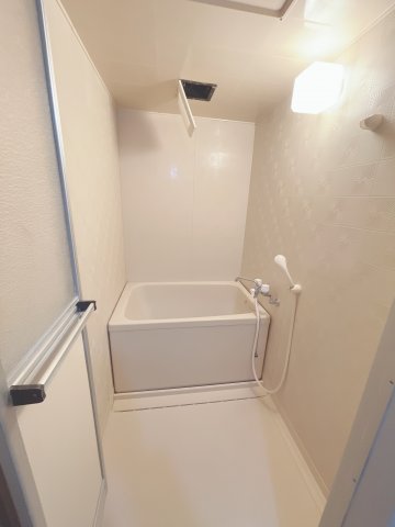 バス・シャワールーム　落ち着いた空間のお風呂です