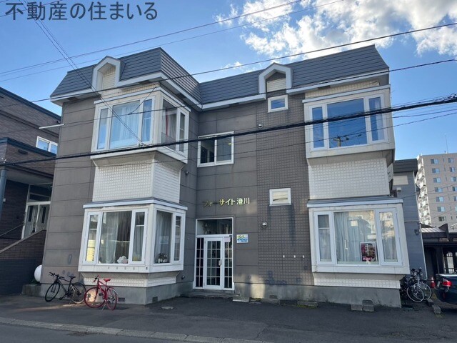 札幌市南区澄川四条のアパートの建物外観