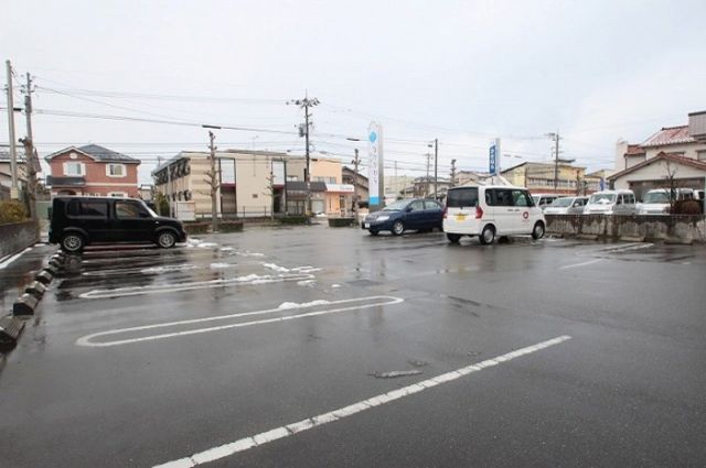 【金沢市粟崎町のアパートの駐車場】