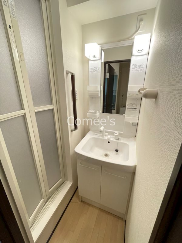 洗面設備　シャワー付きの洗面台